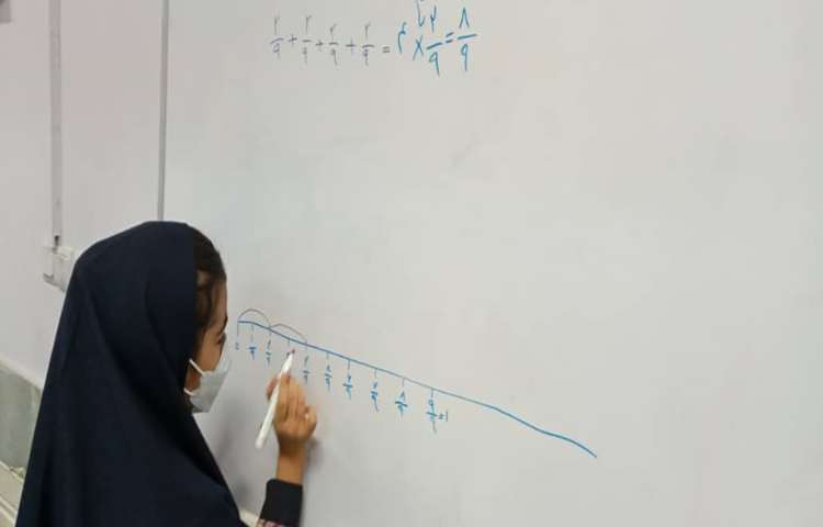 دانش‌آموزان در حال انجام فعالیت‌های کلاسی و حل تمرین ریاضی 2