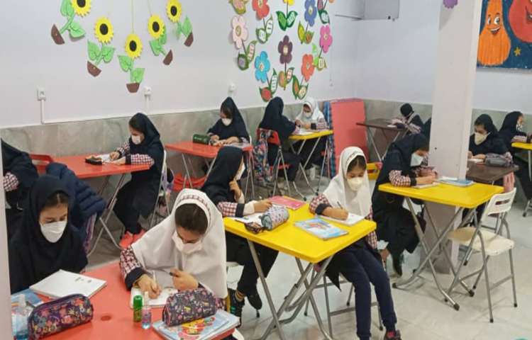 دانش‌آموزان در حال انجام فعالیت‌های کلاسی و حل تمرین ریاضی 3