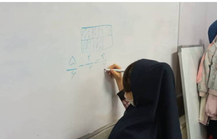 دانش‌آموزان در حال انجام فعالیت‌های کلاسی و حل تمرین ریاضی
