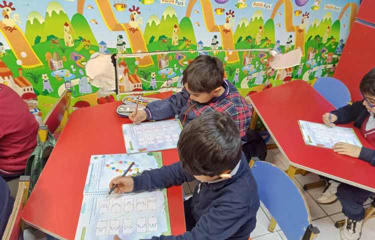 دانش‌آموزان در حال انجام کتاب هوش 1