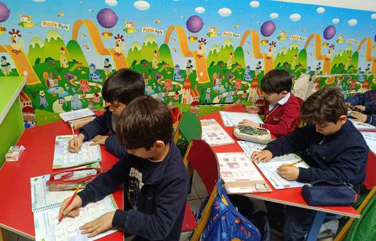 دانش‌آموزان در حال انجام کتاب هوش 2