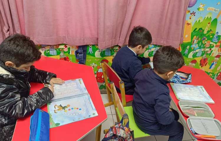 دانش‌آموزان در حال انجام کتاب هوش 3