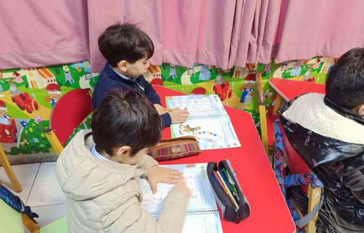 دانش‌آموزان در حال انجام کتاب هوش