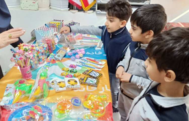 دانش‌آموزان در حال دریافت جایزه هستند. 1