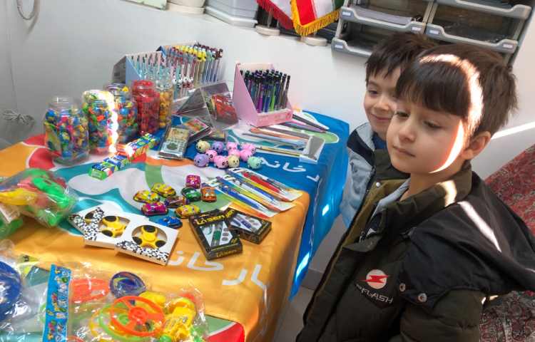 دانش‌آموزان در حال دریافت جایزه هستند 1