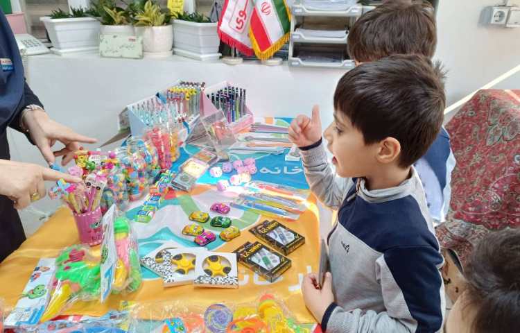 دانش‌آموزان در حال دریافت جایزه هستند. 2