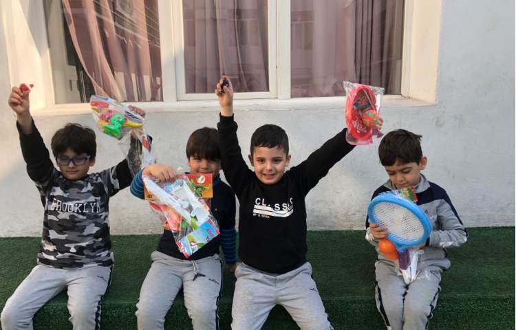 دانش‌آموزان در حال دریافت جایزه هستند 2