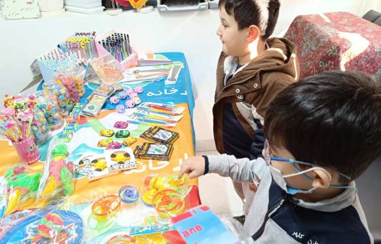 دانش‌آموزان در حال دریافت جایزه هستند. 3