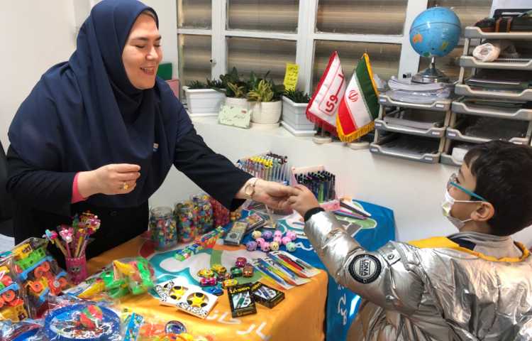 دانش‌آموزان در حال دریافت جایزه هستند