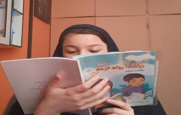 دانش آموزان در حال مطالعه ی دروس و حل تمرینات 4