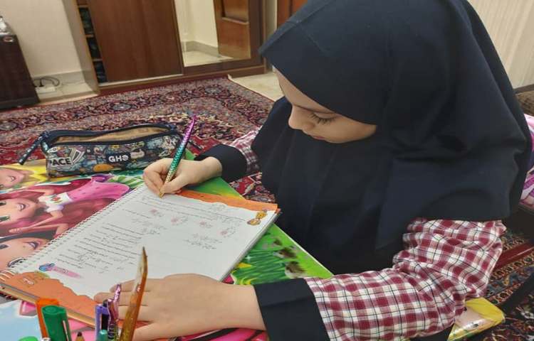 دانش آموزان در حال مطالعه ی دروس و حل تمرینات