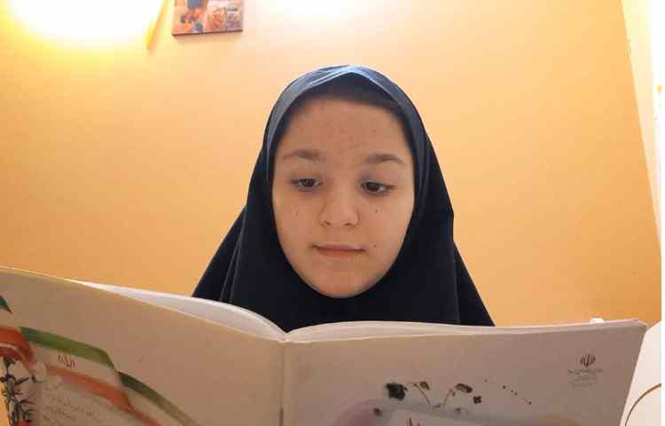 دانش آموزان در حال مطالعه ی دروس