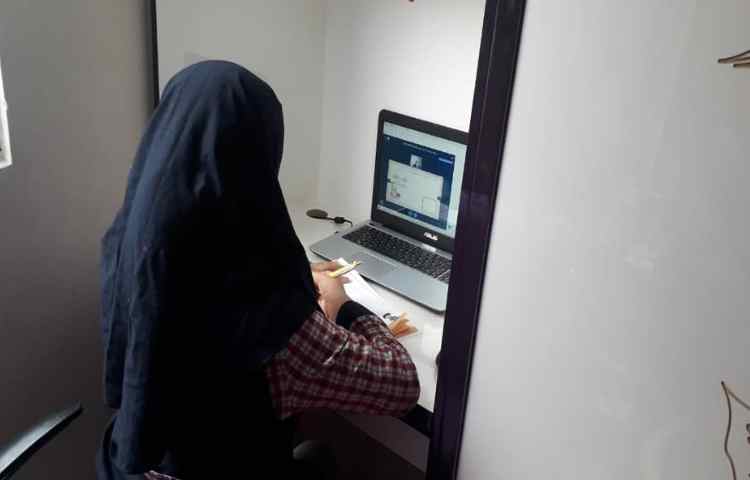 دانش آموزان در کلاس آنلاین ریاضی 2