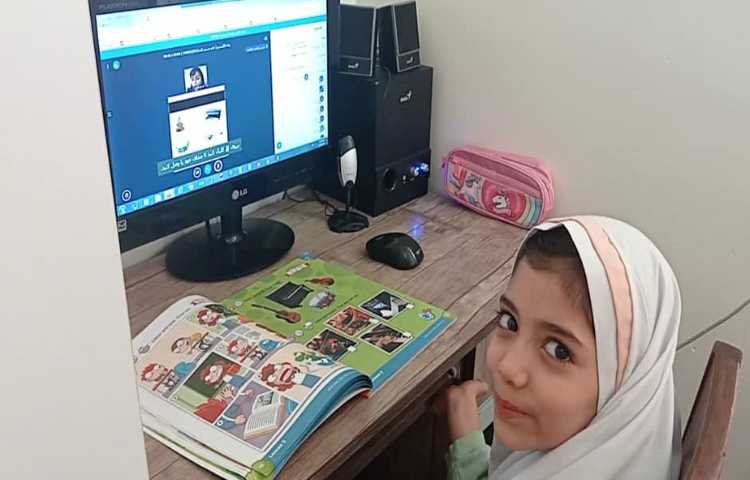 دانش آموزان در کلاس آنلاین زبان 2
