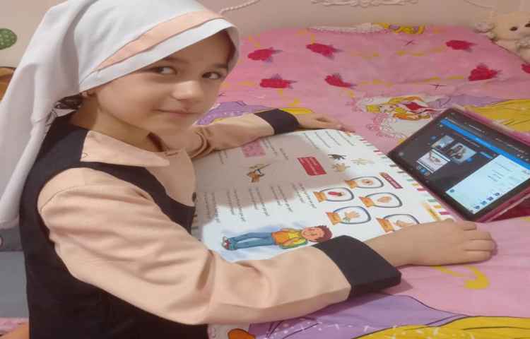 دانش آموزان در کلاس آنلاین زبان 3