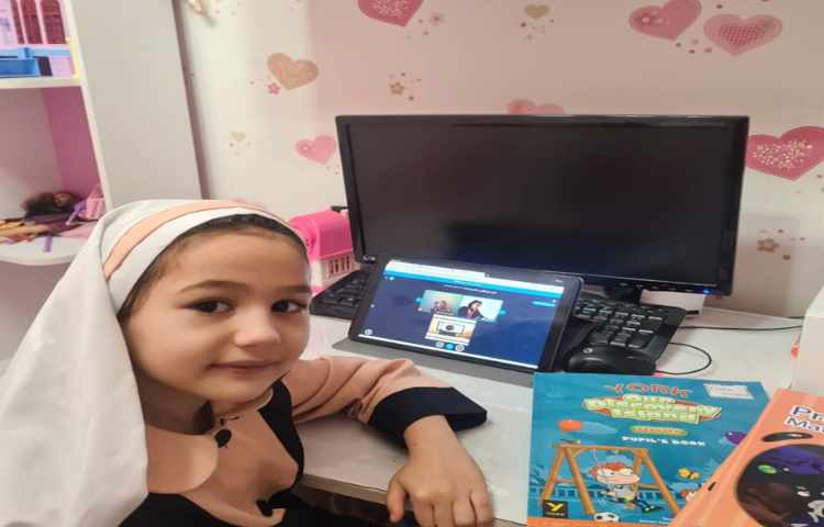 دانش آموزان در کلاس آنلاین زبان 4