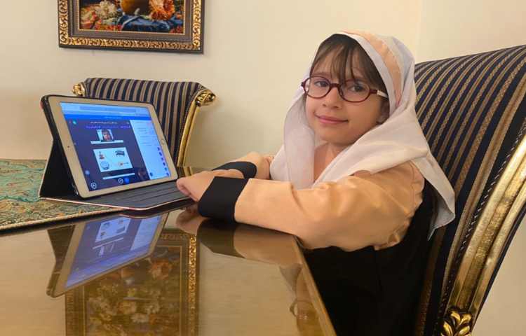 دانش آموزان در کلاس آنلاین زبان