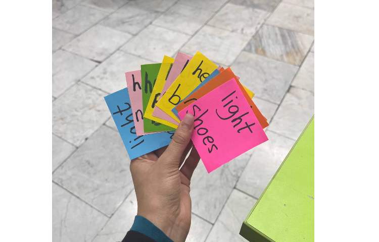 دانش آموزان سبک و سنگین بودن اجسام را با لمس کردن انها داخل باکس میسنجند 2