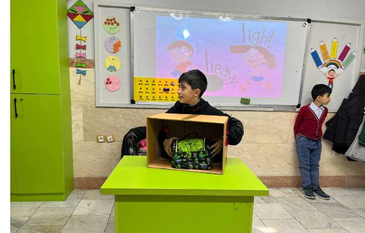دانش آموزان سبک و سنگین بودن اجسام را با لمس کردن انها داخل باکس میسنجند 3