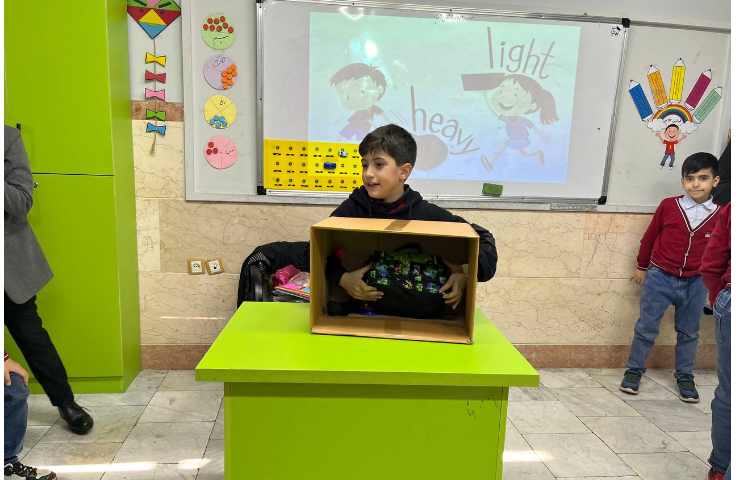 دانش آموزان سبک و سنگین بودن اجسام را با لمس کردن انها داخل باکس میسنجند