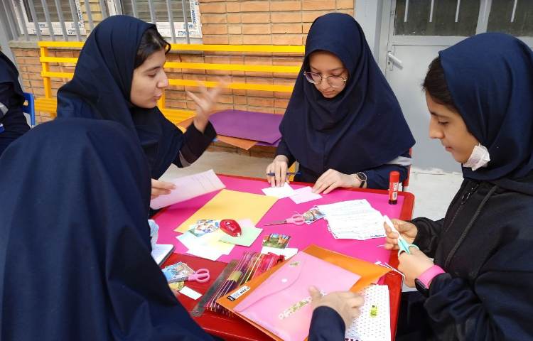 دانش آموزان متوسطه اول و مراحل تکمیل کردن روز نامه دیواری 1