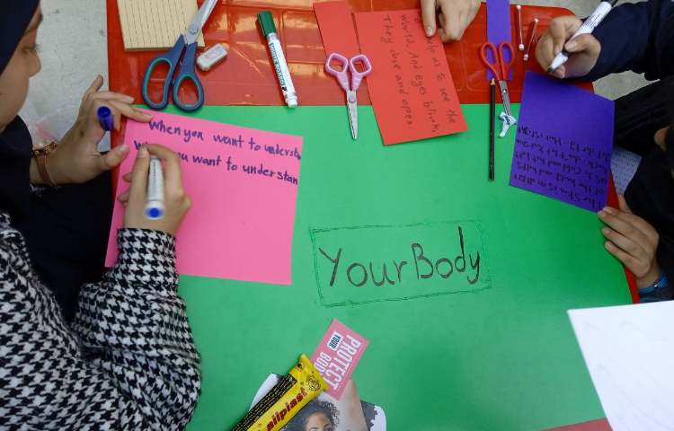 دانش آموزان متوسطه اول و مراحل تکمیل کردن روز نامه دیواری 3