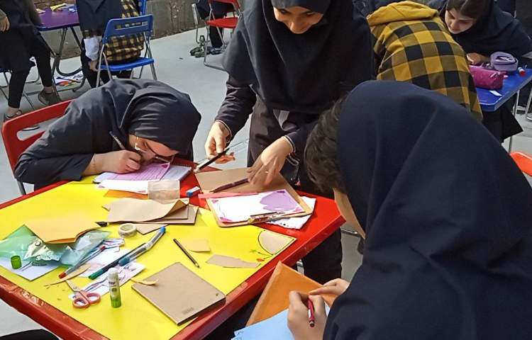 دانش آموزان متوسطه اول و مراحل تکمیل کردن روز نامه دیواری