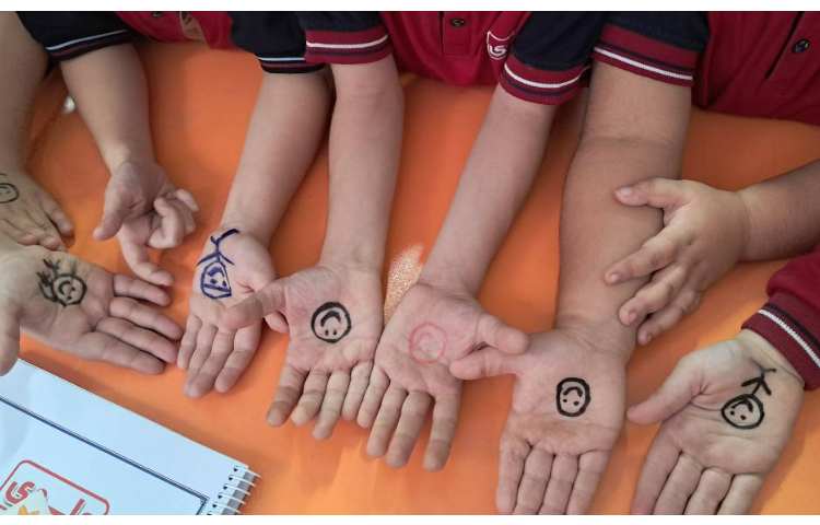 دایره های مهربانی در دست برای یادآوری مهربانی 2