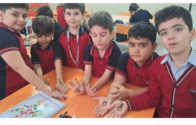 دایره های مهربانی در دست برای یادآوری مهربانی 3