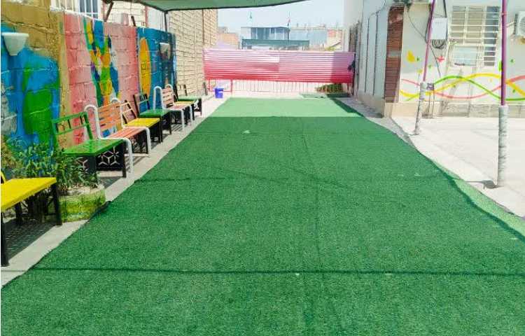 حیاط دبستان دخترانه آوای تفکر جیرفت