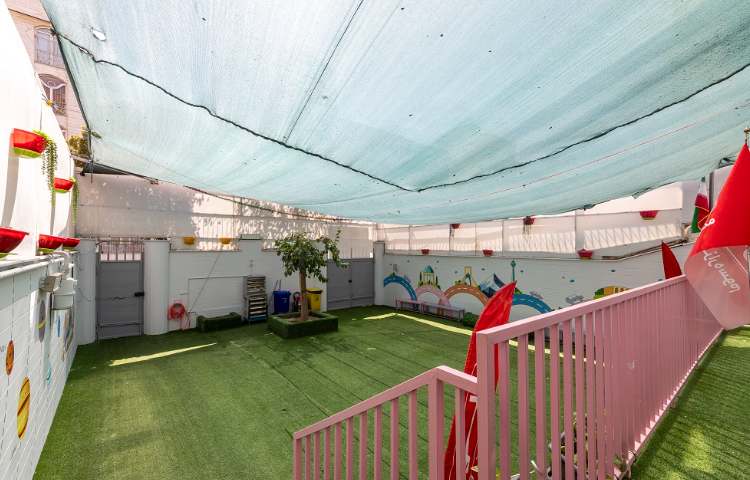 حیاط دبستان دخترانه خیابان چهارم تهران