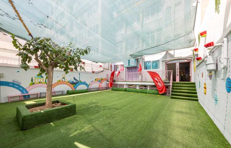 حیاط دبستان دخترانه خیابان چهارم تهران