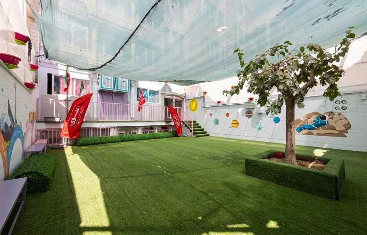 حیاط دبستان دخترانه خیابان چهارم تهران