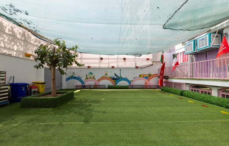 حیاط دبستان دخترانه خیابان چهارم تهران