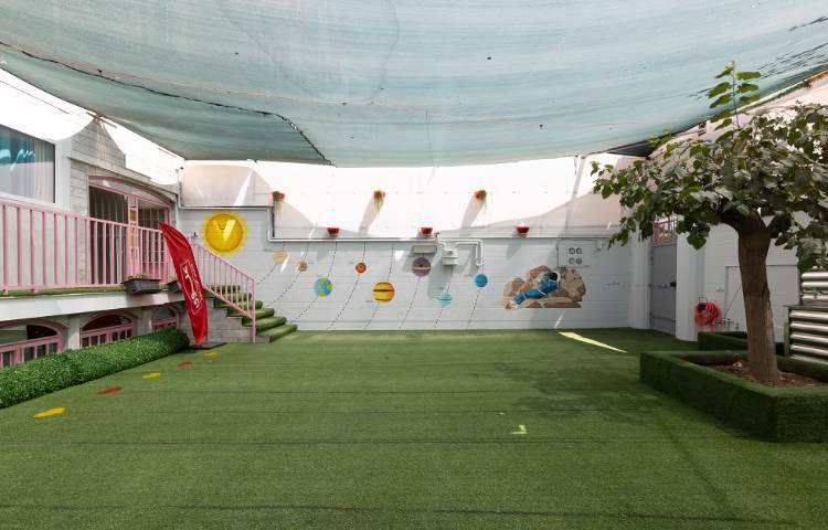 حیاط دبستان دخترانه خیابان چهارم تهران