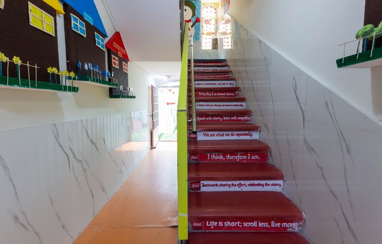 راه‌پله دبستان دخترانه خیابان چهارم تهران