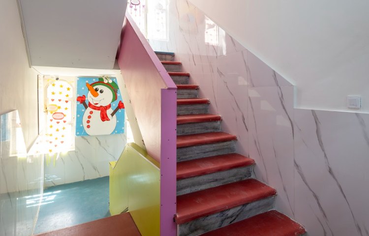 راه‌پله دبستان دخترانه خیابان چهارم تهران