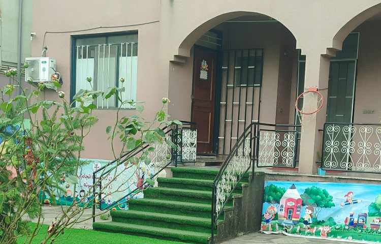 حیاط دبستان دخترانه رویش نو نوشهر