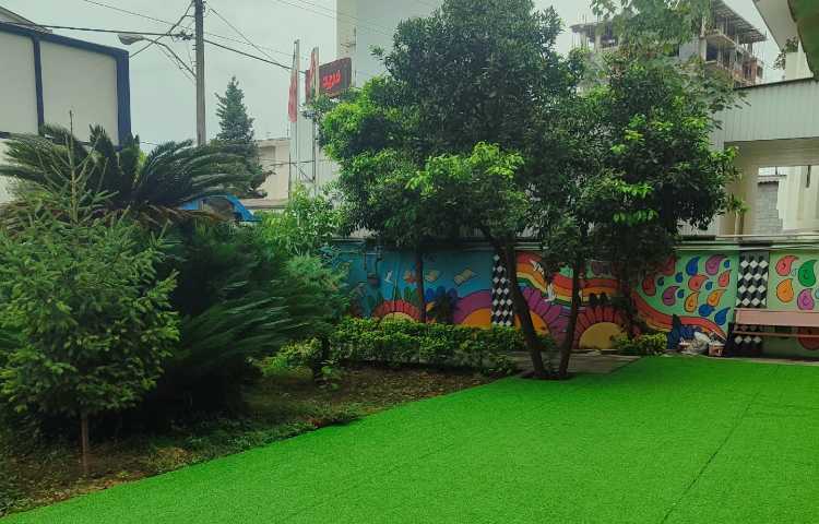 حیاط دبستان دخترانه رویش نو نوشهر