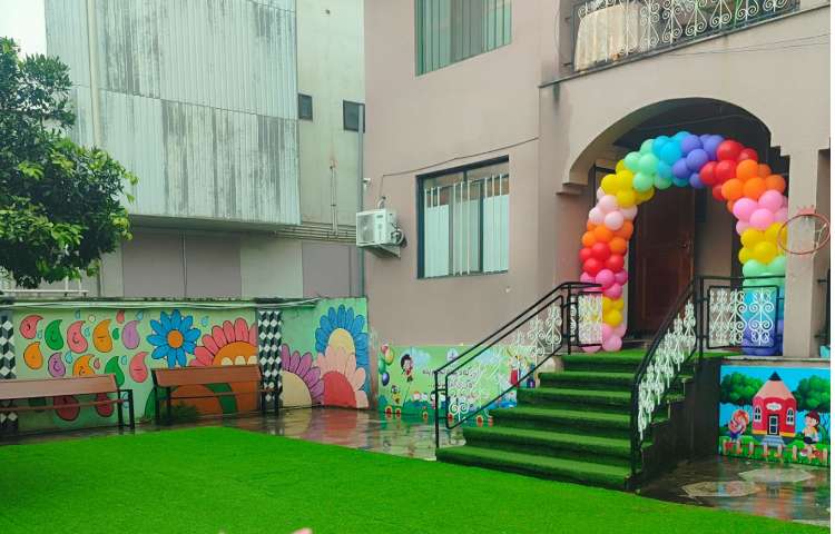 حیاط دبستان دخترانه رویش نو نوشهر