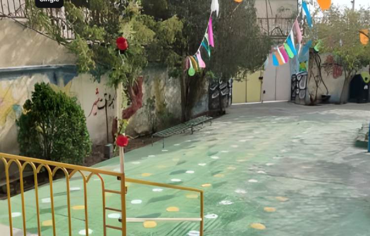 حیاط دبستان دخترانه شادآفرین فردیس