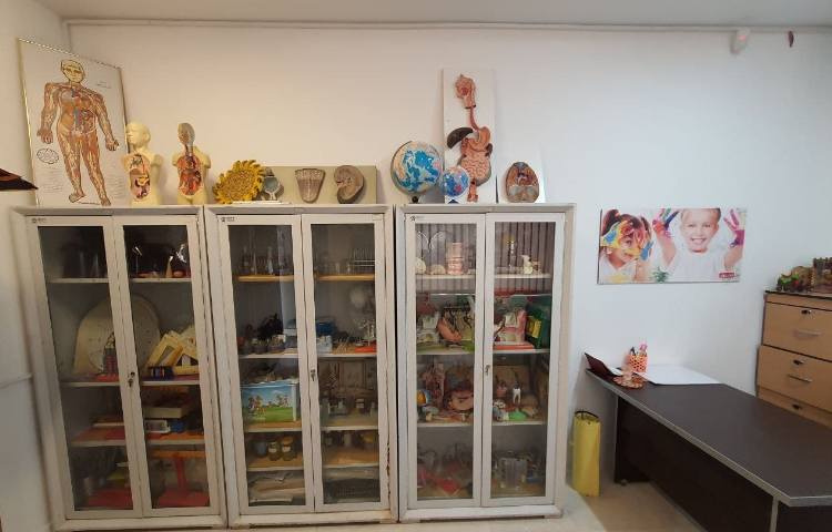 آزمایشگاه دبستان دخترانه متفکران شاهین شهر