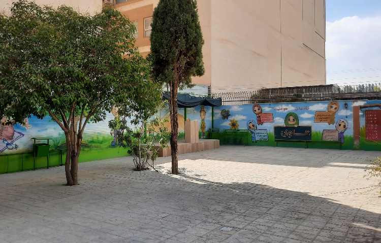 حیاط دبستان دخترانه متفکران شاهین شهر
