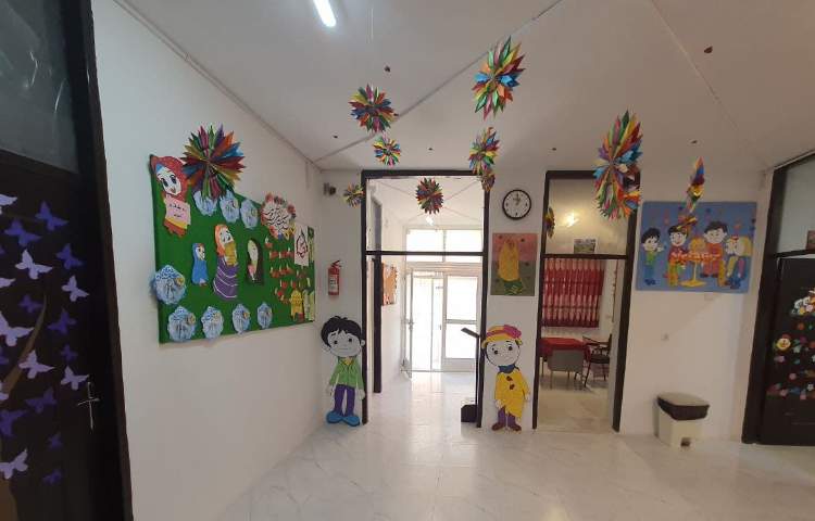 راه‌پله دبستان دخترانه متفکران شاهین شهر