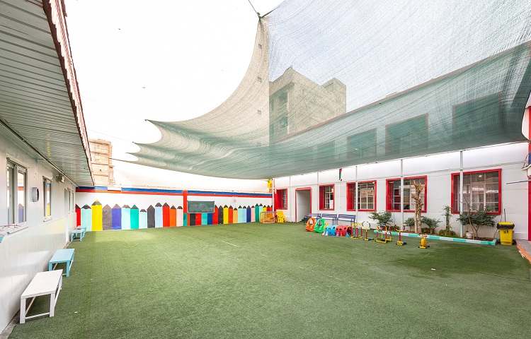 حیاط دبستان دخترانه منطقه 11 تهران - منیریه