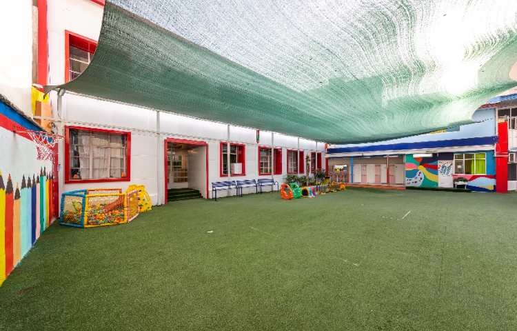 حیاط دبستان دخترانه منطقه 11 تهران - منیریه