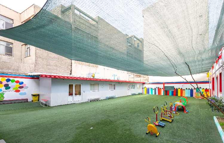 حیاط دبستان دخترانه منطقه 11 تهران - منیریه