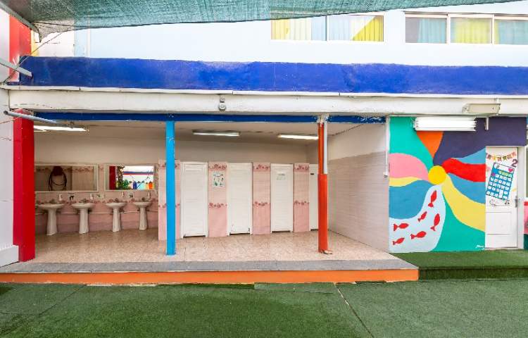 حیاط دبستان دخترانه منطقه 11 تهران - منیریه