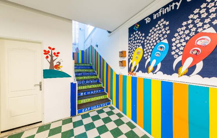 راه‌پله دبستان دخترانه منطقه 11 تهران - منیریه