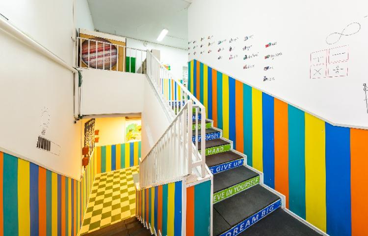 راه‌پله دبستان دخترانه منطقه 11 تهران - منیریه